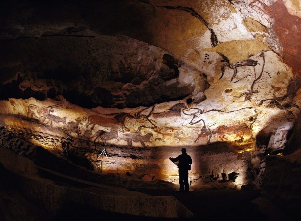 Escenas de caza en las pinturas rupestres de la cueva de Lascaux, Francia, arte paleolítico