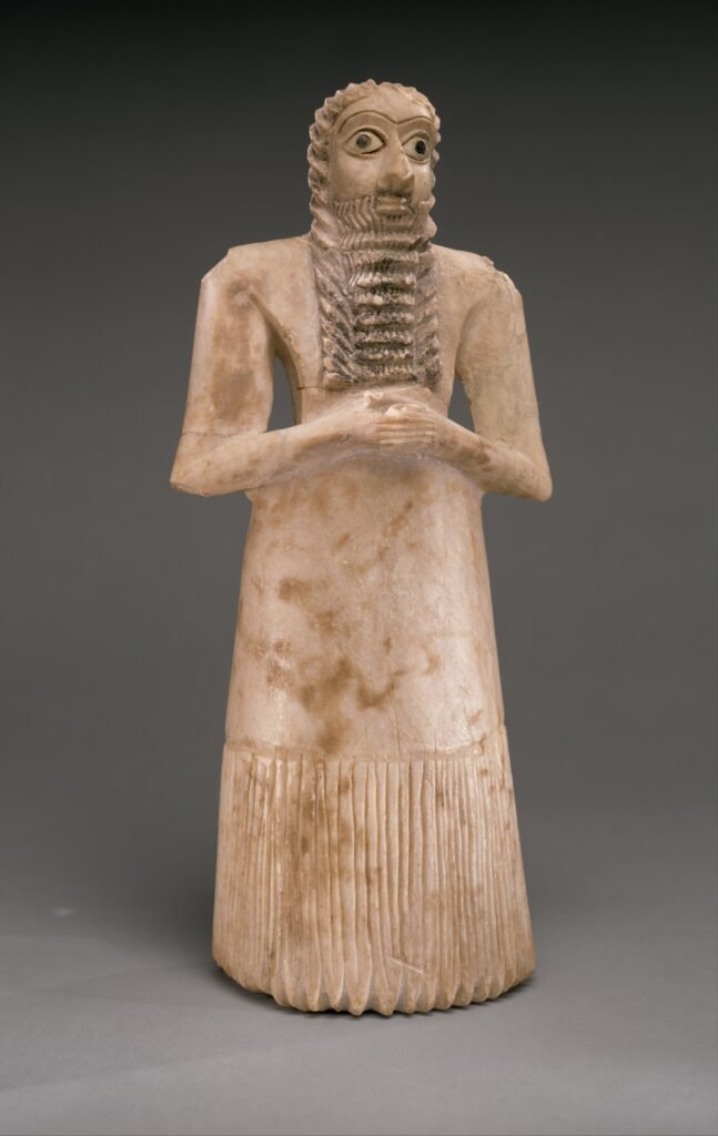 Escultura votiva sumeria representando devoción religiosa