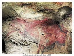 Pinturas rupestres de bisontes en la cueva de Altamira, arte prehistórico paleolítico en España